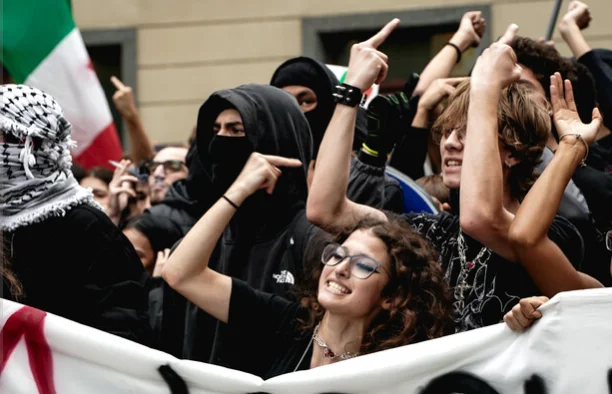 Itália em protesto: jovens contestam Meloni e sindicatos levam o custo de vida às ruas