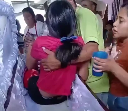 Adolescente acorda no caixão durante velório na Guatemala