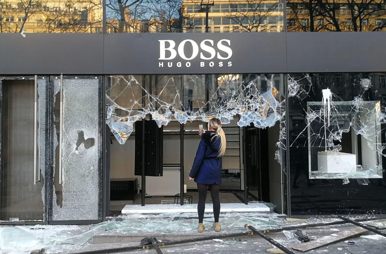 PROTESTOS EM FRANÇA FICAM MARCADOS POR ROUBOS EM MASSA A LOJAS DE LUXO