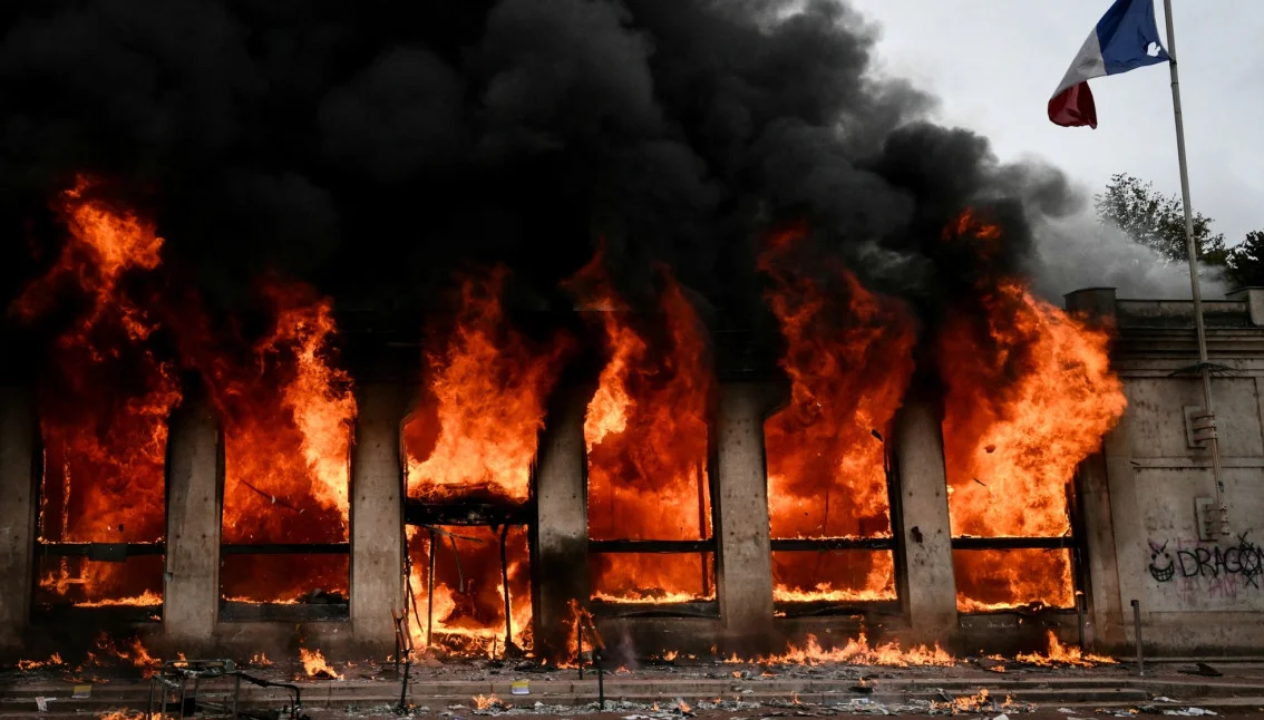 Lyon em chamas: posto de turismo incendiado e lojas saqueadas durante protesto